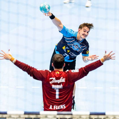 14.08.2026, GER, Handball, Maenner, Saison 26 27, Wartburg-Cup presented by Koetter Security, ThSV Eisenach - SG Flensburg-Handewitt Felix Aellen (ThSV Eisenach,22), Benjamin Buric (SG Flensburg-Handewitt) 99817 Eisenach Werner-Assmann-Halle Am Sportp Thueringen Deutschland