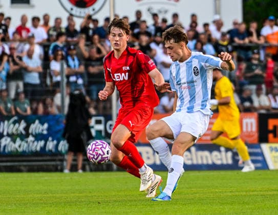 14.08.2026, GER, Fußball, Herren, RL Bayern, FC Memmingen vs TSV 1860 München Timo Schmidt (Memmingen, 4), Emre Erdogan (München, 19) Memmingen e-con ArenaPark Bayern Deutschland Copyright: xNordphotox xHafnerx