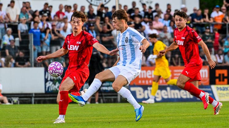 14.08.2026, GER, Fußball, Herren, RL Bayern, FC Memmingen vs TSV 1860 München Timo Schmidt (Memmingen, 4), Emre Erdogan (München, 19), Maximilian Dolinski (Memmingen, 13) Memmingen e-con ArenaPark Bayern Deutschland Copyright: xNordphotox xHafnerx