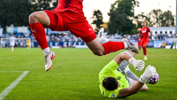 14.08.2026, GER, Fußball, Herren, RL Bayern, FC Memmingen vs TSV 1860 München Vitus Eicher (München, 30) wirft sich vor Kim-Bryan Paschek (Memmingen, 18) Memmingen e-con ArenaPark Bayern Deutschland Copyright: xNordphotox xHafnerx