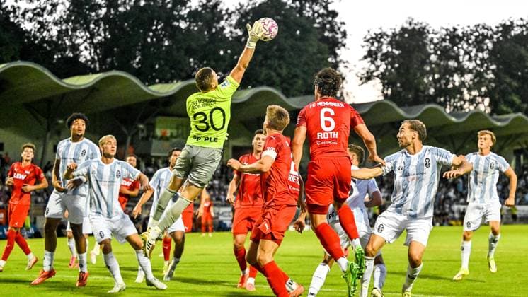 14.08.2026, GER, Fußball, Herren, RL Bayern, FC Memmingen vs TSV 1860 München Vitus Eicher (München, 30) ist bei einem Freistoss nicht zu bezwingen Memmingen e-con ArenaPark Bayern Deutschland Copyright: xNordphotox xHafnerx