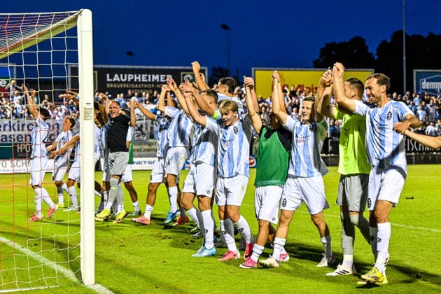 14.08.2026, GER, Fußball, Herren, RL Bayern, FC Memmingen vs TSV 1860 München jubelnde Spieler des TSV 1860 nach Spielende Memmingen e-con ArenaPark Bayern Deutschland Copyright: xNordphotox xHafnerx