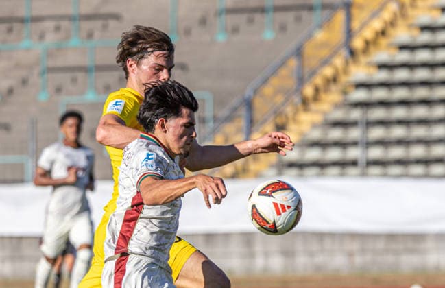 Aris Isa Malaj (FC Augsburg II 11, vorne) im Zweikampf gegen Elija Härtl (DJK Vilzing); FC Augsburg U23 - DJK Vilzing, 4. Spieltag, Endstand 3:1; Fußball Regionalliga Bayern, Saison 2026-2027,