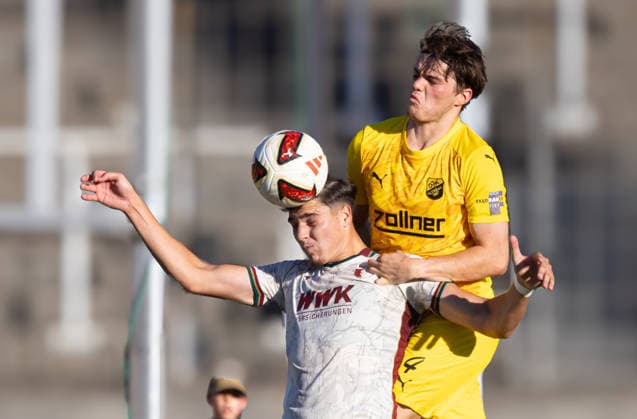 Kopfballduell zwischen David Dreo (FC Augsburg II 9) und Elija Härtl (DJK Vilzing, re.); FC Augsburg U23 - DJK Vilzing, 4. Spieltag, Endstand 3:1; Fußball Regionalliga Bayern, Saison 2026-2027,