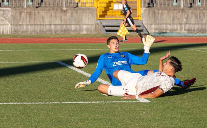 Torchance für David Dreo (FC Augsburg II 9) gegen Fabian Eutinger (Torwart DJK Vilzing); FC Augsburg U23 - DJK Vilzing, 4. Spieltag, Endstand 3:1; Fußball Regionalliga Bayern, Saison 2026-2027,