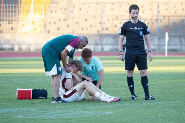 Verletzung Tom Bader (FC Augsburg II 26), mit Dr. Albert Walter (Ärztlicher Betreuer FC Augsburg II), SR Marcel Krauß; FC Augsburg U23 - DJK Vilzing, 4. Spieltag, Endstand 3:1; Fußball Regionalliga Bayern, Saison 2026-2027,