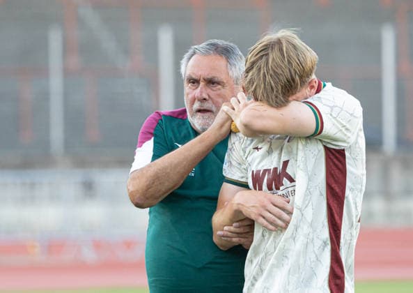 Verletzung Tom Bader (FC Augsburg II 26), mit Dr. Albert Walter (Ärztlicher Betreuer FC Augsburg II); FC Augsburg U23 - DJK Vilzing, 4. Spieltag, Endstand 3:1; Fußball Regionalliga Bayern, Saison 2026-2027,