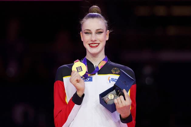 Sport Bilder des Tages Darja Varfolomeev (GER) präsentiert ihre Goldmedaille nach dem Sieg im Mehrkampffinale Einzel bei der Rhythmischen Sportgymnastik-Weltmeisterschaft 2026 in Frankfurt am Main, Deutschland, am 14. August 2026. Darja Varfolomeev (GER) presents her gold medal after winning the individual all-around final at the Rhythmic gymnastics, Rhythmische Sportgymnastik, RSG World Championships 2026 in Frankfurt am Main, Germany, on August 14, 2026. Copyright: HMBxMedia xHeikoxBecker
