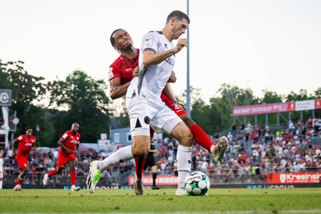 Sport Bilder des Tages Fussball - 3. Liga - Würzburger Kicker - SV Wehen Wiesbaden - 14.08.26 David Abrangao (Würzburg), Moritz Flotho (SVWW),