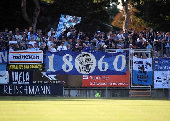 Fussball, Herren, Regionalliga Bayern, Saison 2026 2027, FC Memmingen - TSV 1860 München , e-con Arena Park im Memminger Stadion Hier die Fans des TSV 1860 München in ihrer Fankurve, Stimmung, Banner, Fahne
