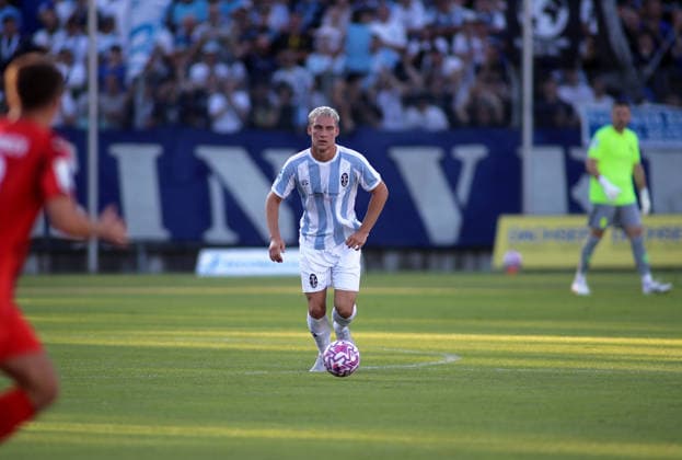 Fussball, Herren, Regionalliga Bayern, Saison 2026 2027, FC Memmingen - TSV 1860 München , e-con Arena Park im Memminger Stadion Lasse Fassmann (TSV 1860 München) mit Ball im Aufbauspiel