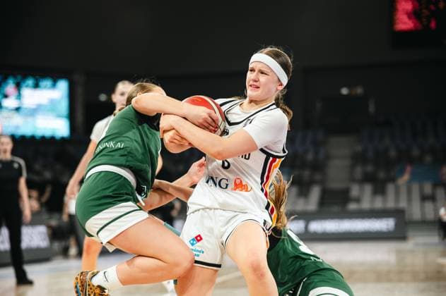 RECORD DATE NOT STATED Emilia Atsur ( 6; Prototype Cup Germany) kämpft mit dem Ball in beiden Händen gegen zwei Spielerinnen von Lithuania, die versuchen, ihr den Ball zu entreißen. Die intensive Szene zeigt maximalen Körpereinsatz beider Teams in der Pitesti Arena. Emilia Atsur ( 6; Prototype Cup Germany) im Zweikampf gegen Lithuania Copyright: xJoelxKruehlerx