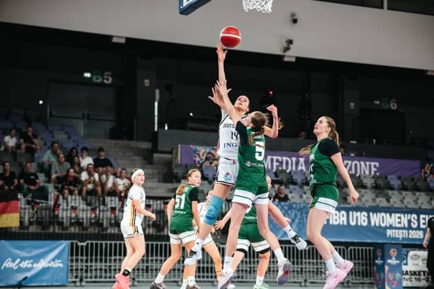 RECORD DATE NOT STATED Mia Melissa Koloszar ( 14; Prototype Cup Germany 2025) zieht zum Korb und legt den Ball gegen die Abwehr von Liepa Gelzinyte ( 5; Lithuania) auf. Die Szene findet in der Pitesti Arena beim FIBA U16 Women s European Championship, EM, Europameisterschaft statt. Mia Melissa Koloszar ( 14; Prototype Cup Germany 2025) mit Korbleger gegen Litauen Copyright: xJoelxKruehlerx