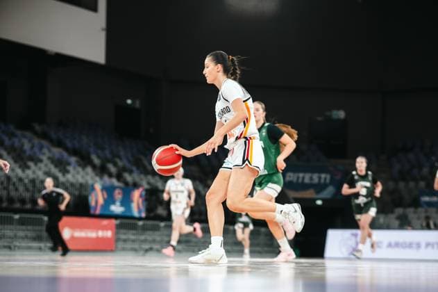 RECORD DATE NOT STATED Eine Spielerin des Prototype Cup Germany 2025 treibt den Ball im Dribbling voran, verfolgt von einer Gegenspielerin aus Lithuania. Die Szene findet in der Pitesti Arena statt. Prototype Cup Germany 2025 – Spielerin beim Dribbling gegen Lithuania Copyright: xJoelxKruehlerx