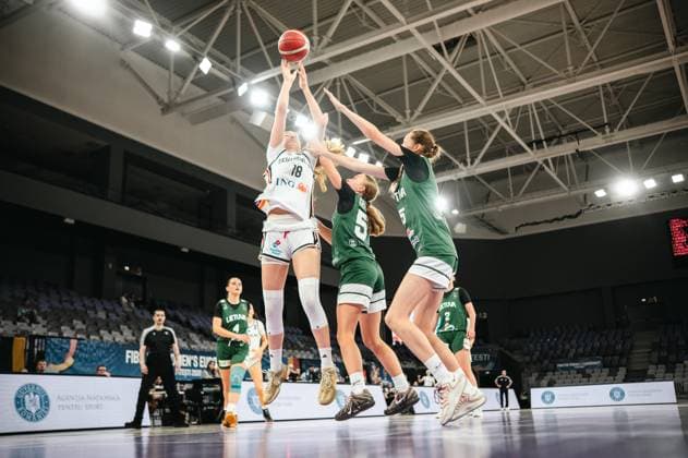 RECORD DATE NOT STATED Nele Prowaznik ( 18; Prototype Cup Germany 2025) springt hoch zum Korbwurf und wird dabei von zwei Spielerinnen Litauens geblockt. Der Ball ist im Bild, alle drei Spielerinnen befinden sich in der Luft – eine intensive Szene in der Pitesti Arena. Nele Prowaznik ( 18; Prototype Cup Germany 2025) im Zweikampf gegen Lithuania Copyright: xJoelxKruehlerx