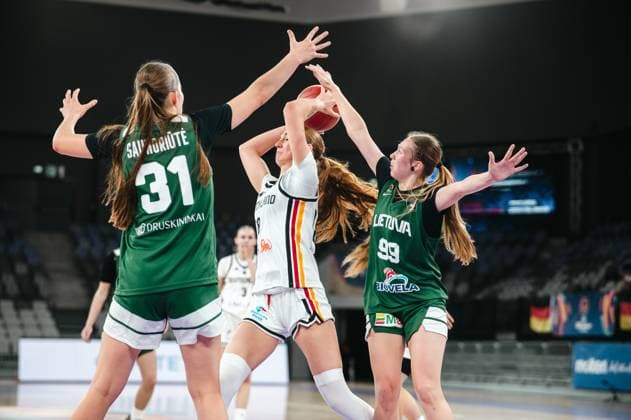 RECORD DATE NOT STATED Eine Spielerin des Prototype Cup Germany 2025 versucht unter starkem Druck von Kristale Saunoriute ( 31; Lithuania) und Adrija Masiulionyte ( 99; Lithuania) einen Wurf anzubringen. Der Ball wird in der Pitesti Arena von zwei Seiten attackiert. Kristale Saunoriute ( 31; Lithuania) und Adrija Masiulionyte ( 99; Lithuania) blocken deutschen Angriff Copyright: xJoelxKruehlerx