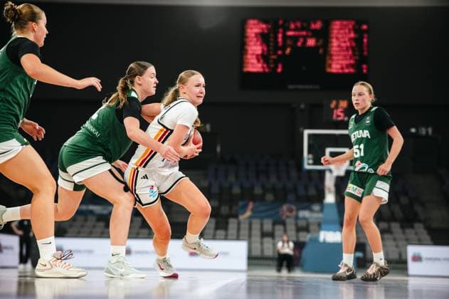 RECORD DATE NOT STATED Eine Spielerin des Prototype Cup Germany 2025 kämpft sich mit dem Ball durch zwei Verteidigerinnen Litauens. Kotryna Grunkyte ( 51; Lithuania) beobachtet die Szene im Hintergrund. Prototype Cup Germany 2025 vs. Lithuania – Balleroberung in der Pitesti Arena Copyright: xJoelxKruehlerx