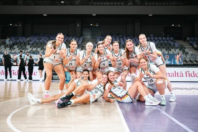RECORD DATE NOT STATED Die Spielerinnen des Prototype Cup Germany 2025 posieren gemeinsam auf dem Parkett der Pitesti Arena in Rumänien für ein Mannschaftsfoto. Alle zeigen Victory-Zeichen und lächeln in die Kamera. Prototype Cup Germany 2025 – Teamfoto mit Victory-Pose in der Pitesti Arena Copyright: xJoelxKruehlerx
