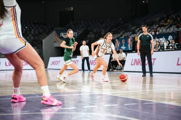 RECORD DATE NOT STATED Eine Spielerin des Prototype Cup Germany 2025 treibt den Ball voran, verfolgt von Liepa Gelzinyte ( 5; Lithuania) in der Pitesti Arena. Ein Schiedsrichter beobachtet die Szene am Spielfeldrand. Liepa Gelzinyte ( 5; Lithuania) im Zweikampf beim Prototype Cup Germany 2025 Copyright: xJoelxKruehlerx
