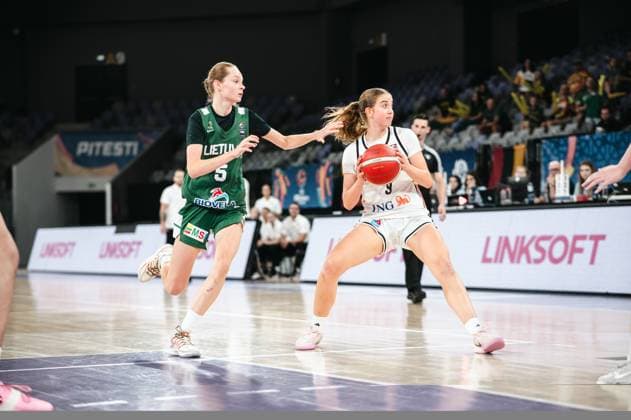 RECORD DATE NOT STATED Ella Schrader ( 9; Prototype Cup Germany 2025) behauptet den Ball gegen die Abwehr von Liepa Gelzinyte ( 5; Lithuania) in der Pitesti Arena. Die Spielerin aus Deutschland sucht mit dem Ball in den Händen eine Anspielstation. Ella Schrader ( 9; Prototype Cup Germany 2025) im Zweikampf gegen Liepa Gelzinyte ( 5; Lithuania) Copyright: xJoelxKruehlerx