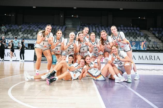 RECORD DATE NOT STATED Die Spielerinnen des Prototype Cup Germany 2025 posieren gemeinsam für ein Mannschaftsfoto auf dem Parkett der Pitesti Arena. Das Team zeigt Siegesgesten und lächelt in die Kamera. Prototype Cup Germany 2025 – Teamfoto nach dem Spiel in Pitesti Copyright: xJoelxKruehlerx
