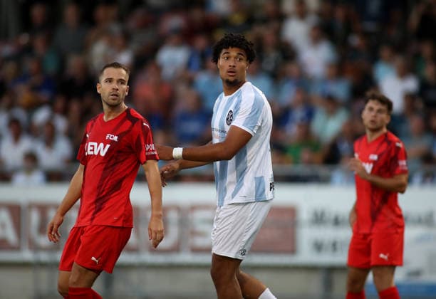 Fussball, Herren, Regionalliga Bayern, Saison 2026 2027, FC Memmingen - TSV 1860 München , e-con Arena Park im Memminger Stadion Arian Ortivero Calderon (TSV 1860 München) dreht sich um , Blick nach hinten