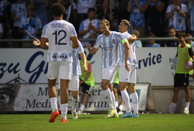 Fussball, Herren, Regionalliga Bayern, Saison 2026 2027, FC Memmingen - TSV 1860 München , e-con Arena Park im Memminger Stadion 0:3 durch Michael Eberwein (TSV 1860 München), Tor, Jubel mit Dennis Dressel (TSV 1860 München) (re.)
