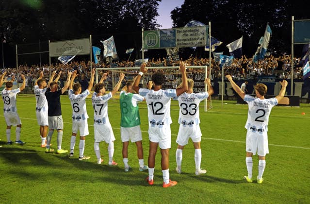 Fussball, Herren, Regionalliga Bayern, Saison 2026 2027, FC Memmingen - TSV 1860 München , e-con Arena Park im Memminger Stadion Die Mannschaft des TSV 1860 München zusammen nach dem Spiel beim Feiern vor der Fankurve, Fans