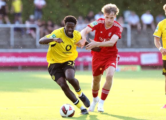 Freitag 14.08.2026, Saison 2026 27, 3. Spieltag der Regionalliga West in der Belkaw Arena Bergisch Gladbach, SV Bergisch Gladbach 09 - BVB 09 Borussia Dortmund II, Nanitonda Quiala (BVB II) im Zweikampf