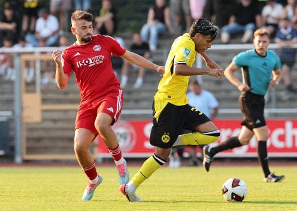 Freitag 14.08.2026, Saison 2026 27, 3. Spieltag der Regionalliga West in der Belkaw Arena Bergisch Gladbach, SV Bergisch Gladbach 09 - BVB 09 Borussia Dortmund II, Fadi Zarqelain (BVB II) im Zweikampf