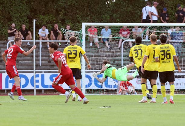 Freitag 14.08.2026, Saison 2026 27, 3. Spieltag der Regionalliga West in der Belkaw Arena Bergisch Gladbach, SV Bergisch Gladbach 09 - BVB 09 Borussia Dortmund II, Fabian Fricke (SV09) erzielt das 1:0 gegen Silas Osztrinski (Torwart, BVB II)