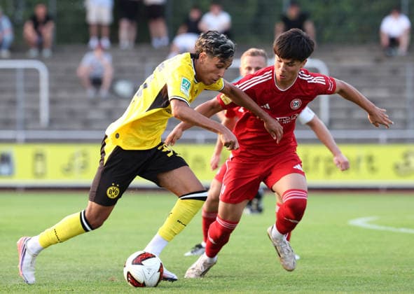 Freitag 14.08.2026, Saison 2026 27, 3. Spieltag der Regionalliga West in der Belkaw Arena Bergisch Gladbach, SV Bergisch Gladbach 09 - BVB 09 Borussia Dortmund II, Fadi Zarqelain (BVB II) im Zweikampf