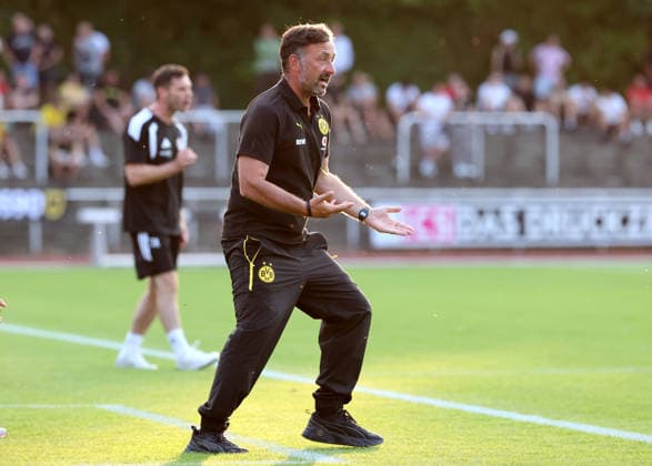 Freitag 14.08.2026, Saison 2026 27, 3. Spieltag der Regionalliga West in der Belkaw Arena Bergisch Gladbach, SV Bergisch Gladbach 09 - BVB 09 Borussia Dortmund II, Daniel Rios (Trainer, BVB II) gibt Anweisungen an sein Team