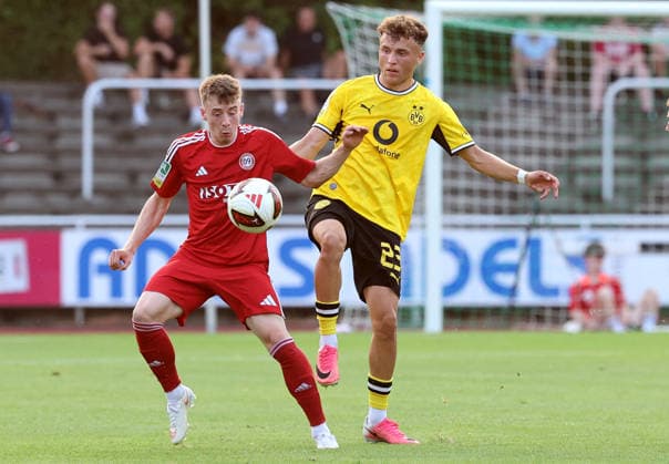 Freitag 14.08.2026, Saison 2026 27, 3. Spieltag der Regionalliga West in der Belkaw Arena Bergisch Gladbach, SV Bergisch Gladbach 09 - BVB 09 Borussia Dortmund II, Malik Hodroj (BVB II) im Zweikampf