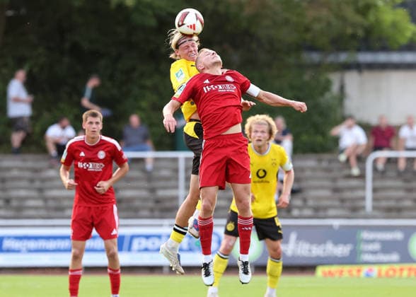 Freitag 14.08.2026, Saison 2026 27, 3. Spieltag der Regionalliga West in der Belkaw Arena Bergisch Gladbach, SV Bergisch Gladbach 09 - BVB 09 Borussia Dortmund II, Luke Fahrenhorst (BVB II) im Kopfballduell