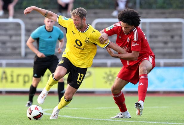 Freitag 14.08.2026, Saison 2026 27, 3. Spieltag der Regionalliga West in der Belkaw Arena Bergisch Gladbach, SV Bergisch Gladbach 09 - BVB 09 Borussia Dortmund II, Connor Krempicki (BVB II) gegen Eliot Albert (SV09), v.l.