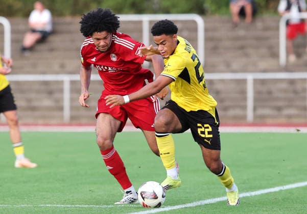 Freitag 14.08.2026, Saison 2026 27, 3. Spieltag der Regionalliga West in der Belkaw Arena Bergisch Gladbach, SV Bergisch Gladbach 09 - BVB 09 Borussia Dortmund II, Eliot Albert (SV09) gegen Diego Ngambia Dzonga (BVB II), v.l.