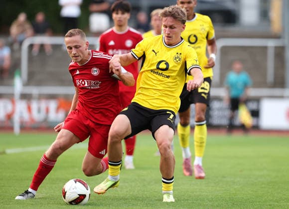 Freitag 14.08.2026, Saison 2026 27, 3. Spieltag der Regionalliga West in der Belkaw Arena Bergisch Gladbach, SV Bergisch Gladbach 09 - BVB 09 Borussia Dortmund II, Tim Degener (BVB II) im Zweikampf