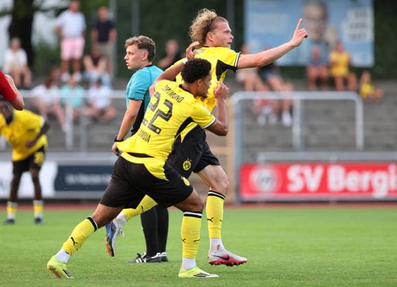 Freitag 14.08.2026, Saison 2026 27, 3. Spieltag der Regionalliga West in der Belkaw Arena Bergisch Gladbach, SV Bergisch Gladbach 09 - BVB 09 Borussia Dortmund II, Dortmunder Torjubel zum 2:1: Diego Ngambia Dzonga (BVB II) und Jesper Verlaat (BVB II), v.l.
