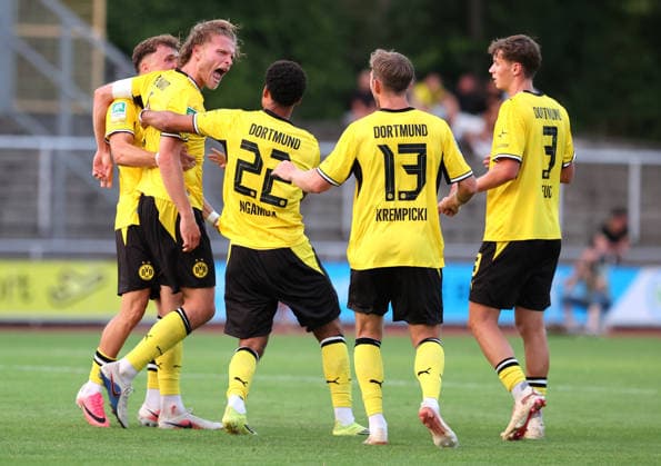 Freitag 14.08.2026, Saison 2026 27, 3. Spieltag der Regionalliga West in der Belkaw Arena Bergisch Gladbach, SV Bergisch Gladbach 09 - BVB 09 Borussia Dortmund II, Dortmunder Torjubel zum 2:1: Jesper Verlaat (BVB II), Diego Ngambia Dzonga (BVB II), Connor Krempicki (BVB II) und Finn Fuchs (BVB II), v.l.
