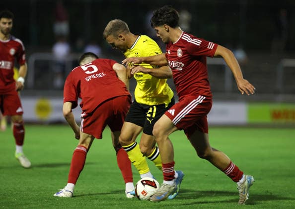 Freitag 14.08.2026, Saison 2026 27, 3. Spieltag der Regionalliga West in der Belkaw Arena Bergisch Gladbach, SV Bergisch Gladbach 09 - BVB 09 Borussia Dortmund II, Mario Pejazic (BVB II) im Zweikampf