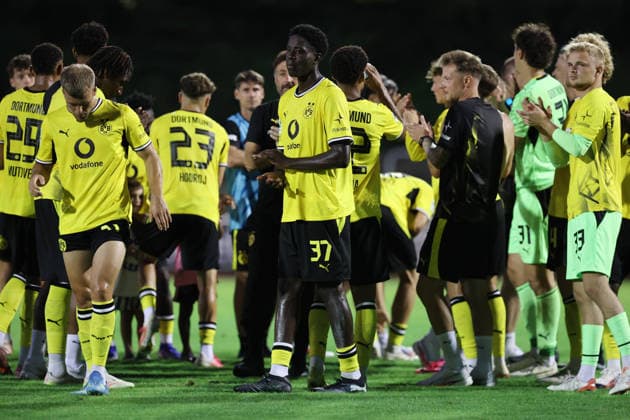 Freitag 14.08.2026, Saison 2026 27, 3. Spieltag der Regionalliga West in der Belkaw Arena Bergisch Gladbach, SV Bergisch Gladbach 09 - BVB 09 Borussia Dortmund II, Jubel nach Abpfiff: Nanitonda Quiala (BVB II)