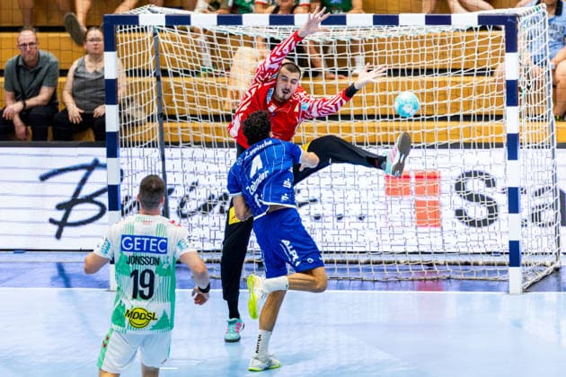 14.08.2026, GER, Handball, Maenner, Saison 26 27, Wartburg-Cup presented by Koetter Security, SC Magdeburg - TBV Lemgo Lippe Samuel Zehnder (TVB Lemgo-Lippe), Matej Mandic (SC Magdeburg) 99817 Eisenach Werner-Assmann-Halle Am Sportp Thueringen Deutschland