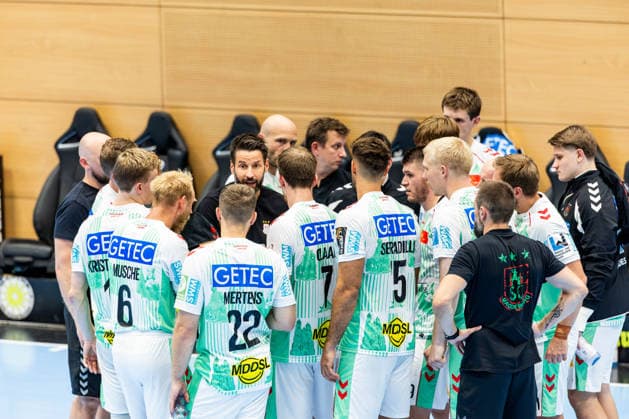 14.08.2026, GER, Handball, Maenner, Saison 26 27, Wartburg-Cup presented by Koetter Security, SC Magdeburg - TBV Lemgo Lippe Bennet Wiegert (SC Magdeburg) gemeinsam mit seiner Mannschaft während einer Auszeit TimeOut 99817 Eisenach Werner-Assmann-Halle Am Sportp Thueringen Deutschland