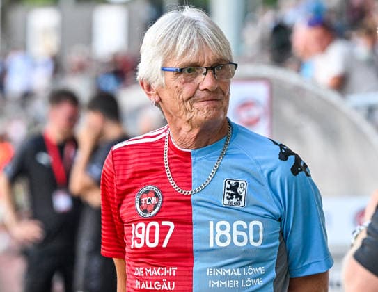 14.08.2026, GER, Fußball, Herren, RL Bayern, FC Memmingen vs TSV 1860 München FCM Betreuerkoordinator Joachim Aggi Schmidbauer ist aktives Mitglied bei beiden Vereinen, zweigeteiltes Trikot Memmingen e-con ArenaPark Bayern Deutschland Copyright: xNordphotox xHafnerx