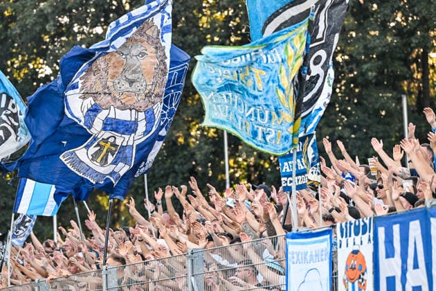 14.08.2026, GER, Fußball, Herren, RL Bayern, FC Memmingen vs TSV 1860 München Fans des TSV 1860 feuern ihre Mannschaft an Memmingen e-con ArenaPark Bayern Deutschland Copyright: xNordphotox xHafnerx