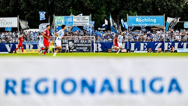 14.08.2026, GER, Fußball, Herren, RL Bayern, FC Memmingen vs TSV 1860 München Spielszene über dem Schriftzug Regionalliga, Symbolfoto, Symbolbild, Themenfoto, Themenbild Memmingen e-con ArenaPark Bayern Deutschland Copyright: xNordphotox xHafnerx