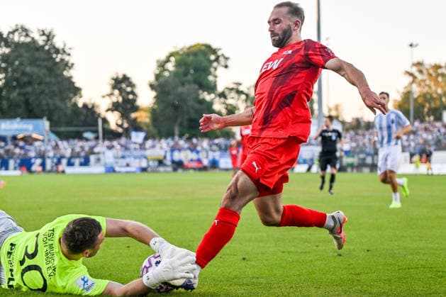 14.08.2026, GER, Fußball, Herren, RL Bayern, FC Memmingen vs TSV 1860 München Vitus Eicher (München, 30) wirft sich vor Kim-Bryan Paschek (Memmingen, 18) Memmingen e-con ArenaPark Bayern Deutschland Copyright: xNordphotox xHafnerx