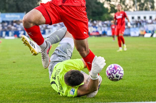 14.08.2026, GER, Fußball, Herren, RL Bayern, FC Memmingen vs TSV 1860 München Vitus Eicher (München, 30) wirft sich vor Kim-Bryan Paschek (Memmingen, 18) Memmingen e-con ArenaPark Bayern Deutschland Copyright: xNordphotox xHafnerx