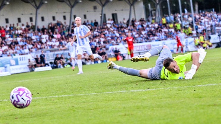 14.08.2026, GER, Fußball, Herren, RL Bayern, FC Memmingen vs TSV 1860 München Vitus Eicher (München, 30) blickt dem Ball hinterher Memmingen e-con ArenaPark Bayern Deutschland Copyright: xNordphotox xHafnerx